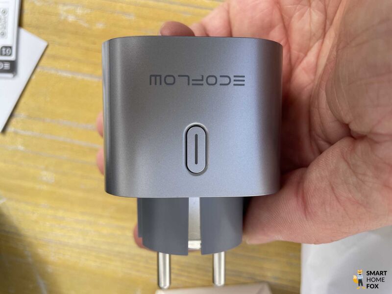 Die EcoFlow Smart Plug Steckdose wird frontal gehalten und man sieht die Power-Taste.